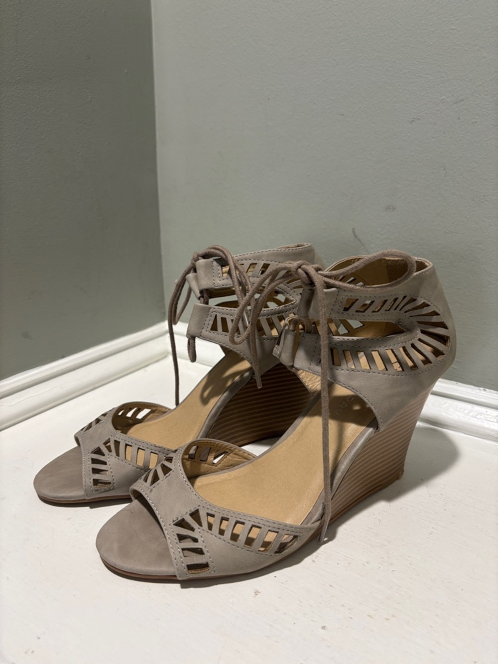 Chinese Laundry Women's Taupe Cutout Lace-Up Wedge Sandals-size 9 - Picture 4 of 7
